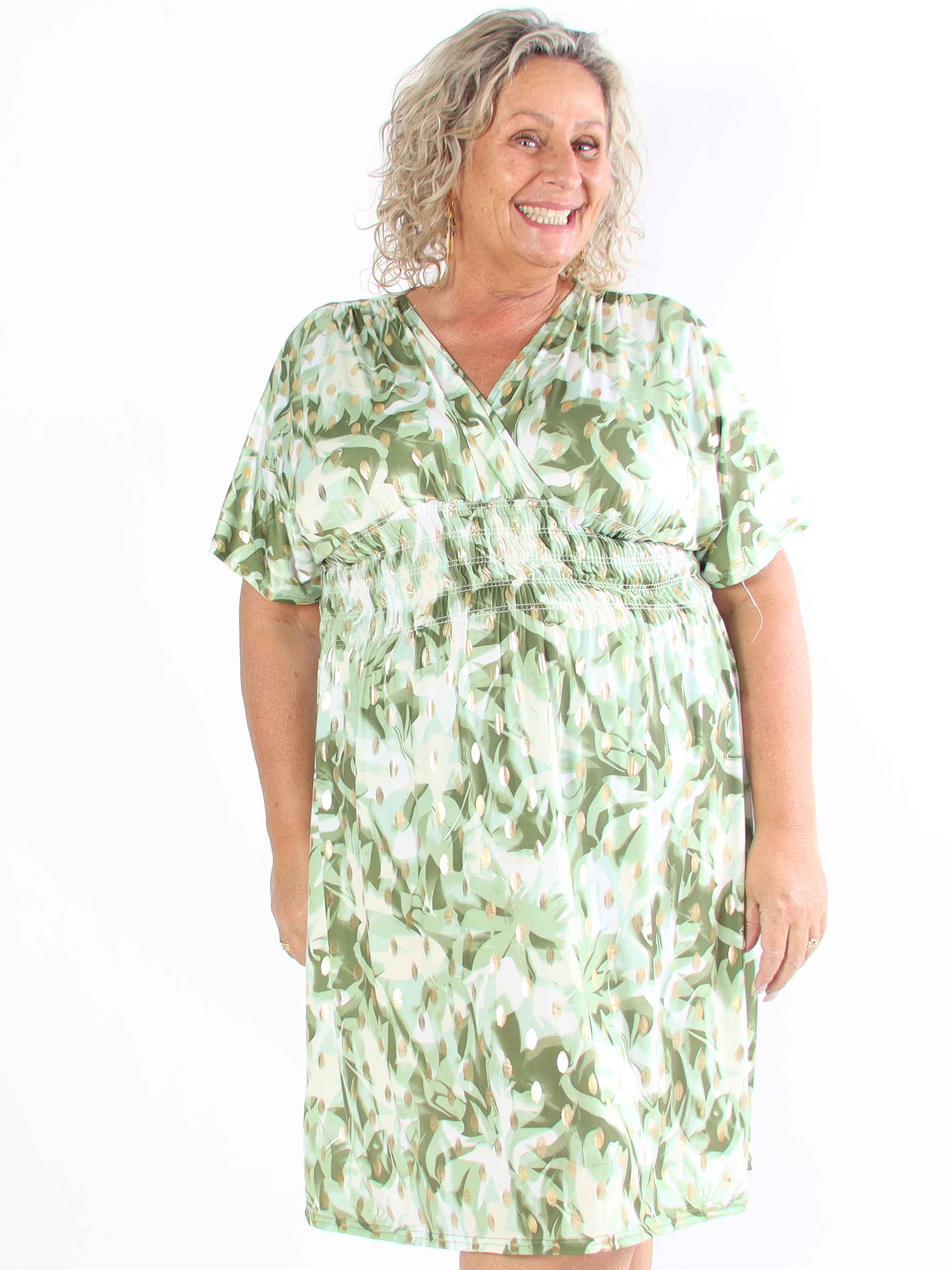 Pams Vacay Short - Mönstrad elastisk plus size klänning med smock i midjan